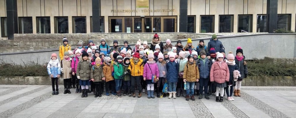 grupowe zdjęcie dzieci z klas 0-3 ze szkoły podstawowej imienia jozefa ignacego kraszewskiego w snopkowie.jpg