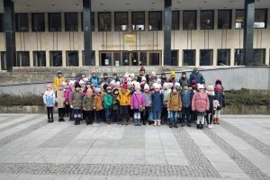 grupowe zdjęcie dzieci z klas 0-3 ze szkoły podstawowej imienia jozefa ignacego kraszewskiego w snopkowie.jpg