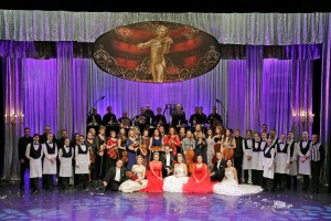 grupowe zdjęcie zespołu teatru muzycznego w lublinie z gali straussowskiej.jpg