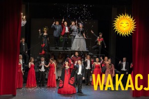 grupowe zdjęcie zespołu z napisaem wakacje i logo teatru, urzędu marszałkowksiegi i bogdanki.jpg