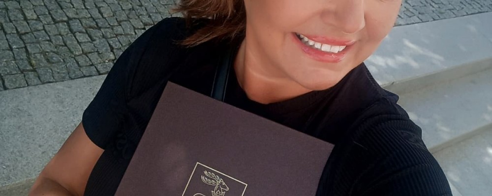 zdjecie dyrektor kamili lendzion wraz z dokumentem umowy na kolejną kadencje.jpg