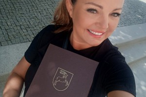 zdjecie dyrektor kamili lendzion wraz z dokumentem umowy na kolejną kadencje.jpg