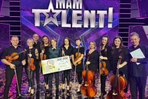 zdjecie grupowe wszystkich muzyków z programu mam talent wraz z miloszem bachonko.jpg