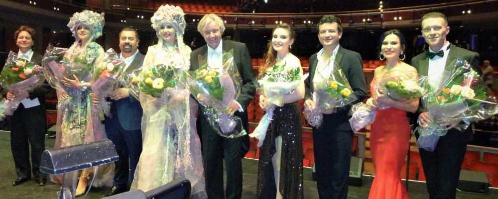 zdjęcie solkstów w tym Jakuba Gąski oraz Doroty Szostak-Gąski z koncertu  „Victoria” w Living Arts Centre Mississauga w Kanadzie.jpg