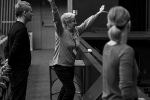 Janina Niesobka choreograf w trakcie pracy z baletem przed spektaklem Traviata.png