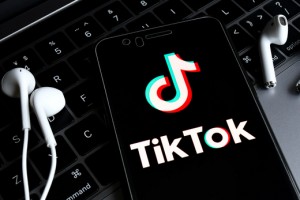 grafika i napis teatr muzyczny w lublinie on tik tok.png