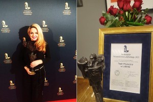 dyrektor kamila lendzion, statuetka i dyplom z gali ambasador wojeówdztwa lubelskiego.jpg