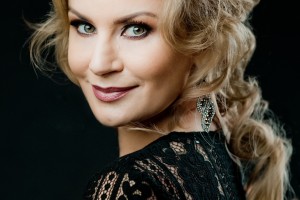 zdjęcie solistki Edyty Piaseckiej na czarnym tle