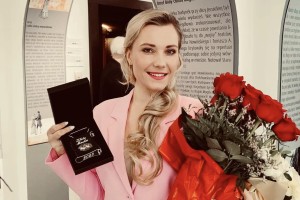 Paulina Janczaruk Czarnecka odbiera nagrodę złotą maskę