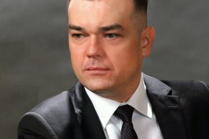 zdjęcie solisty Mariusza Budkowskiego na szarym tle