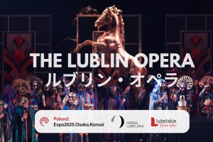 na zdjęciu napis opera lubelska w języku angielskim i japońskim na tle dekoracji ze spektaklu Don Giovanni