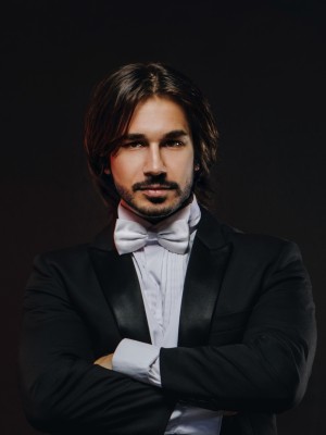 zdjęcie solisty Viktor Yankovskyi na czarnym tle