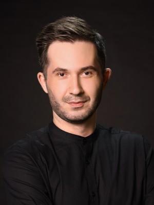 zdjęcie artysty Michał Biela na czarnym tle