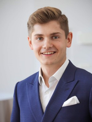 zdjęcie artysty Adrian Domarecki na jasnym tle